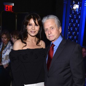 Nejprve Michael prodělal rakovinu hrdla, následně se Catherine prala s bipolární poruchou, což v roce 2013 vyústilo v rozchod hrdliček. Dohromady se daly po necelém roce a to, že k sobě patří, ztvrdily na Monte Cristo Awards (viz foto).