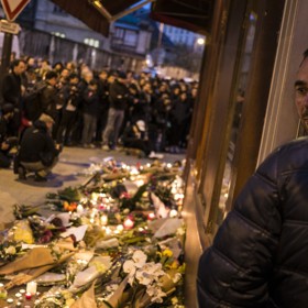 Nejvíce obětí si vyžádal útok v klubu Bataclan. Teroristé zabili 90 lidí. 