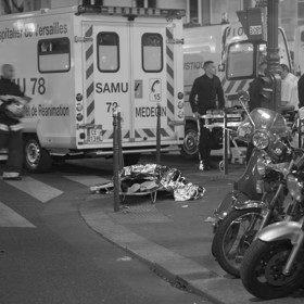 Teroristé si vybrali několik cílů v centru města. Střílelo se v hudebním klubu Bataclan či u některých pařížských kaváren a restaurací. 