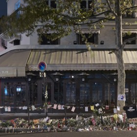 Přesně před deseti lety, tedy 13. listopadu 2015, otřásla Paříží série teroristických útoků, při kterých zahynulo 130 lidí a stovky dalších bylo zraněno.