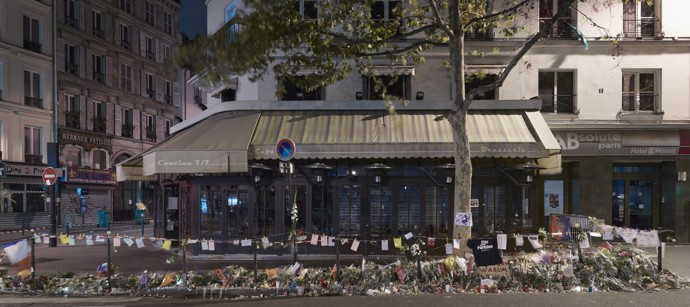 Přesně před deseti lety, tedy 13. listopadu 2015, otřásla Paříží série teroristických útoků, při kterých zahynulo 130 lidí a stovky dalších bylo zraněno.