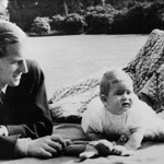 Porod neprobíhal vůbec hladce, královna se uchýlila k dost kontroverzní medikaci a nakonec po 30 hodinách přišel Charles na svět císařským řezem. Princ Philip o něm navíc prohlásil, že vypadá jako švestkový pudink.