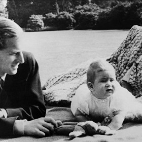 Porod neprobíhal vůbec hladce, královna se uchýlila k dost kontroverzní medikaci a nakonec po 30 hodinách přišel Charles na svět císařským řezem. Princ Philip o něm navíc prohlásil, že vypadá jako švestkový pudink.