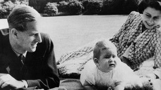 Dramatický příchod na svět krále Karla III.: Alžběta ho rodila 30 hodin, Philip mu složil nekorektní poklonu