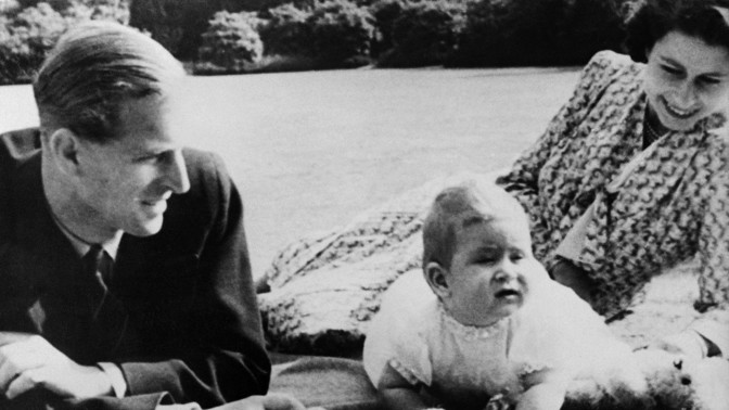 Dramatický příchod na svět krále Karla III.: Alžběta ho rodila 30 hodin, Philip mu složil nekorektní poklonu