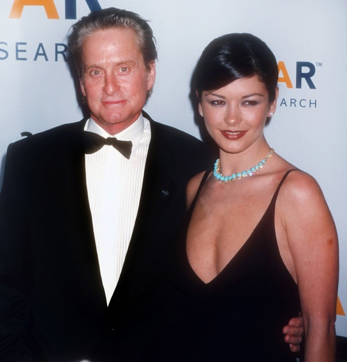 Catherine Zeta-Jones a Michael Douglas se seznámili v roce 1998. O rok později se zasnoubili a roku 2000 se konala svatba.