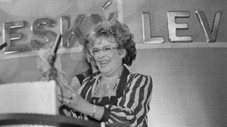 Jiřina Bohdalová přebírá Českého lva za film Fany.