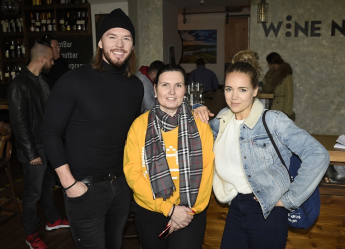 Spisovatelka Libka Safr po boku Lucie Vondráčkové a Matyáše Hložka.