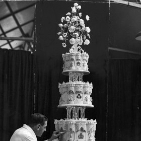 Nejvyšší z 11 svatebních dortů měřil 275 cm, tedy o cca 90 cm více než urostlý princ Philip.
