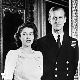 Královna Alžběta II. a princ Philip se brali přesně před 78 lety, tedy 20. listopadu 1947. Ženich se ještě před obřadem vzdal svých milovaných cigaret, aby potěšil nevěstu.