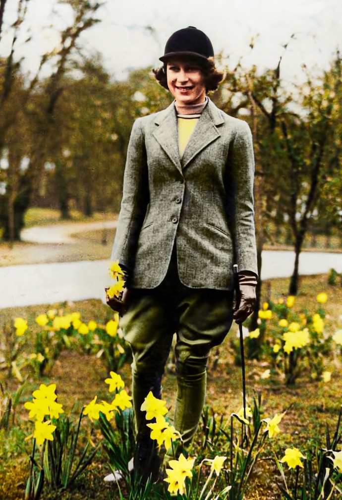 Královna Alžběta II., tehdy ještě princezna Elizabeth, na fotce u příležitosti 14. narozenin. Podoba s vnučkou Louise je nepřehlédnutelná. A to nejen v rysech obličeje, ale také stylu oblékání.