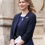 Lady Louise Windsor je šestnáctá v pořadí na britský trůn. Jejím tátou je nejmladší syn královny Alžběty II., princ Edward, a maminkou vévodkyně Sophie. Má ještě mladšího brášku Jamese, který zanedlouho oslaví osmnácté narozeniny.
