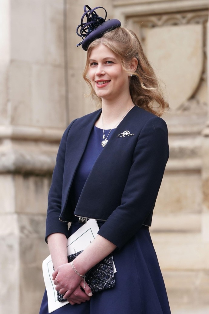 Lady Louise Windsor je šestnáctá v pořadí na britský trůn. Jejím tátou je nejmladší syn královny Alžběty II., princ Edward, a maminkou vévodkyně Sophie. Má ještě mladšího brášku Jamese, který zanedlouho oslaví osmnácté narozeniny.