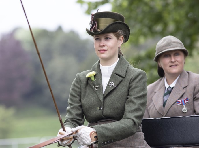 Lady Louise Windsor je totiž stejně jako babička vášnivá koňačka. I když raději řídí kočár, než by se vyhoupla do sedla.