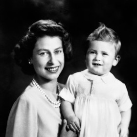 U porodu Charlese měla princezna Elizabeth nezvykle intimní prostředí. Nepřihlíželi mu ministr vnitra ani premiér, jak bylo do té doby zvykem. Na snímku s mámou těsně před prvními narozeninami.