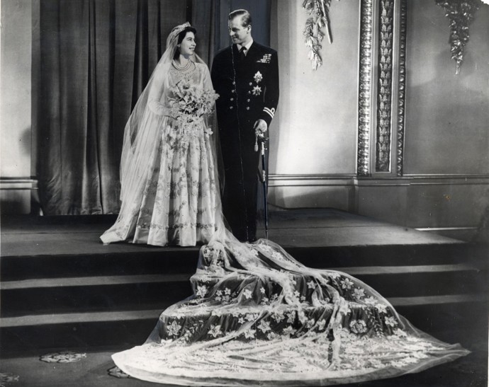 Látku na slonovinové svatební šaty z dílny Normana Hartnella si Alžběta koupila za přídělové kupony. Přispěla jí jimi i vláda a chtěli se zapojit také poddaní, to ale zákon neumožňoval.