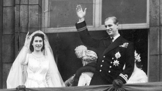 5 kuriozit ze svatby Alžběty II. a Philipa: Ženich se musel vzdát kouření, nevěsta dostala dar za 130 milionů