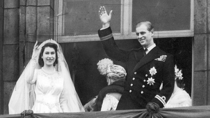 5 kuriozit ze svatby Alžběty II. a Philipa: Ženich se musel vzdát kouření, nevěsta dostala dar za 130 milionů