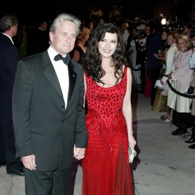 V roce 2004, kdy vznikla tato fotografie, už byli Douglas a Zeta-Jones také rodiči dvou dětí - syna Dylana a dcery Carys.