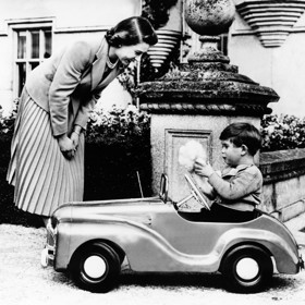 Malého Charlese kojila Alžběta celkem měsíc. Pak dostala spalničky a děťátko putovalo k chůvám. Královna Alžběta a princ Charles na fotce z roku 1954.