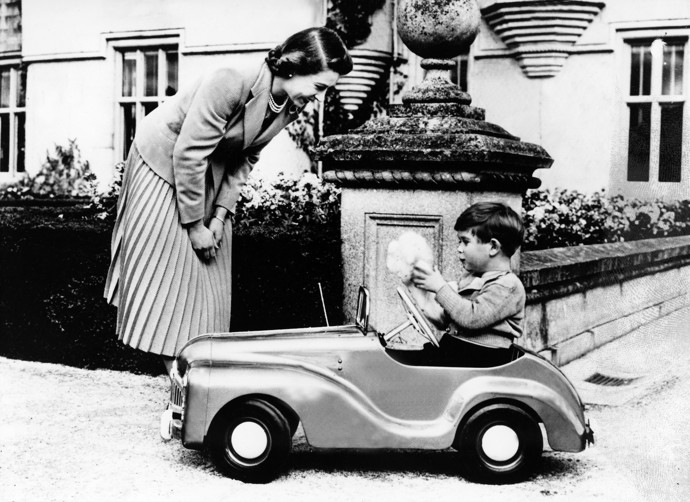 Malého Charlese kojila Alžběta celkem měsíc. Pak dostala spalničky a děťátko putovalo k chůvám. Královna Alžběta a princ Charles na fotce z roku 1954.