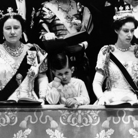 Král Karel III. měl s rodiči relativně chladný vztah. Ani jeden totiž v jeho životě nebyl příliš přítomen. Většinu času trávil s chůvami, což plachému a citlivému chlapci moc neprospívalo. Na snímku s tetou Margaret a babičkou - královnou matkou.