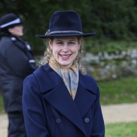 Lady Louise Windsor, nejmladší vnučka zesnulé královny Alžběty II., slaví 8. listopadu 22. narozeniny. Svým vzhledem jako by babičce z oka vypadla.