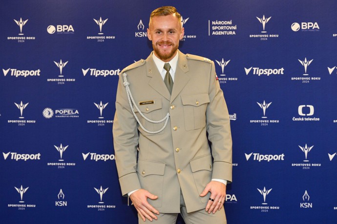 Ale sluší mu to i v uniformě. Takto oděn přebíral atlet Dukly Praha ocenění za desáté místo v anketě Sportovec roku 2024.