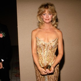 Goldie ráda zůstává věrná svému jménu a obléká zlaté róby. Často naprosto bez ramínek jako na Oscarech v roce 1989.