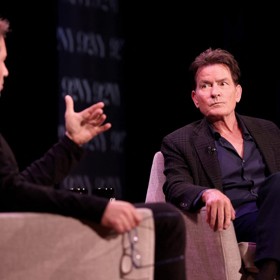 Charlie Sheen vypadá v současné době velmi dobře.