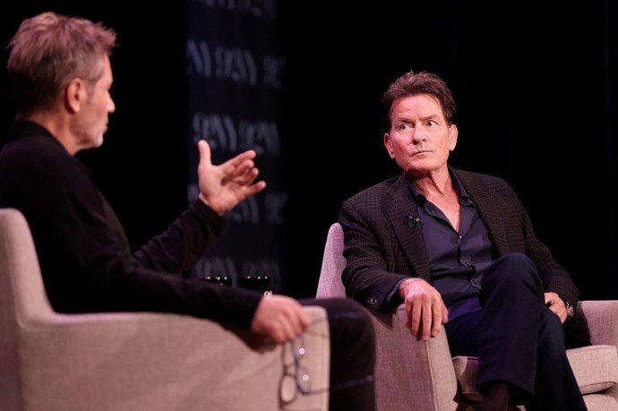 Charlie Sheen vypadá v současné době velmi dobře.