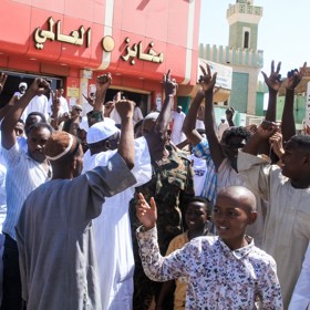 Súdánci v ulicích protestují proti masakrům.