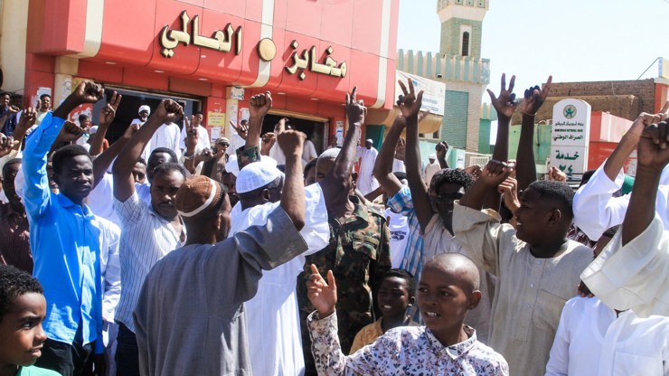 Súdánci v ulicích protestují proti masakrům.