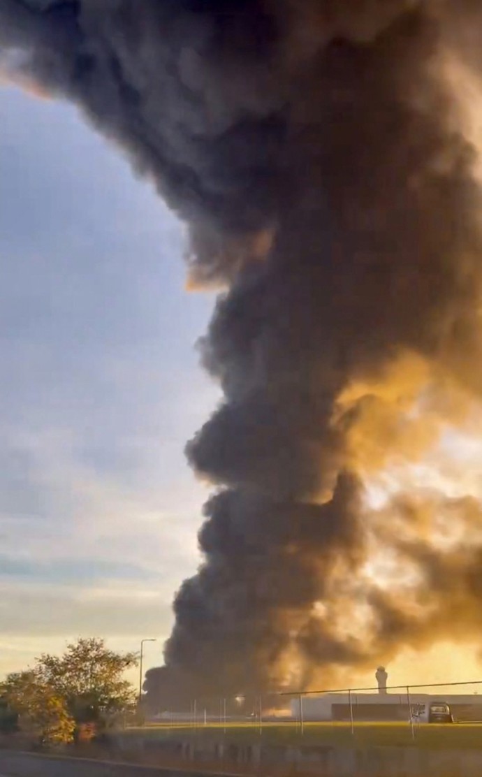 Z místa se valil černý dým.