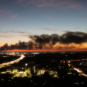 Kouř zahalil město Louisville.