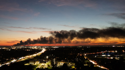 FOTO: Kouř zahalil město Louisville.