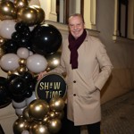 Operní pěvec ve svém outfitu zkombinoval klasiku s trendy letošního podzimu.