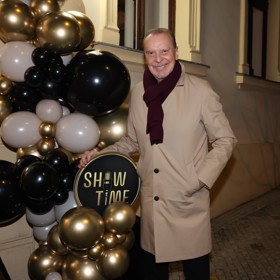 Operní pěvec ve svém outfitu zkombinoval klasiku s trendy letošního podzimu.