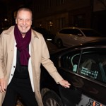 Černobílé základní kousky a béžový trenčkotový kabát Štefan Margita ozvláštnil šálou v trendy vínovém odstínu a potvrdil, že barvy si můžou dovolit i pánové.