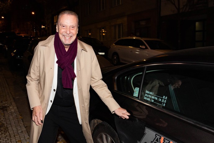 Černobílé základní kousky a béžový trenčkotový kabát Štefan Margita ozvláštnil šálou v trendy vínovém odstínu a potvrdil, že barvy si můžou dovolit i pánové.