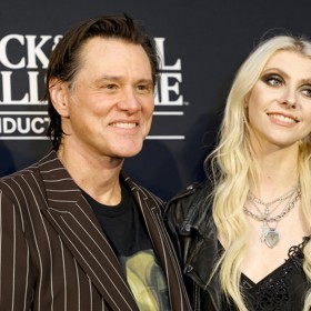 Herec Jim Carrey s herečkou a zpěvačkou Taylor Momsen.
