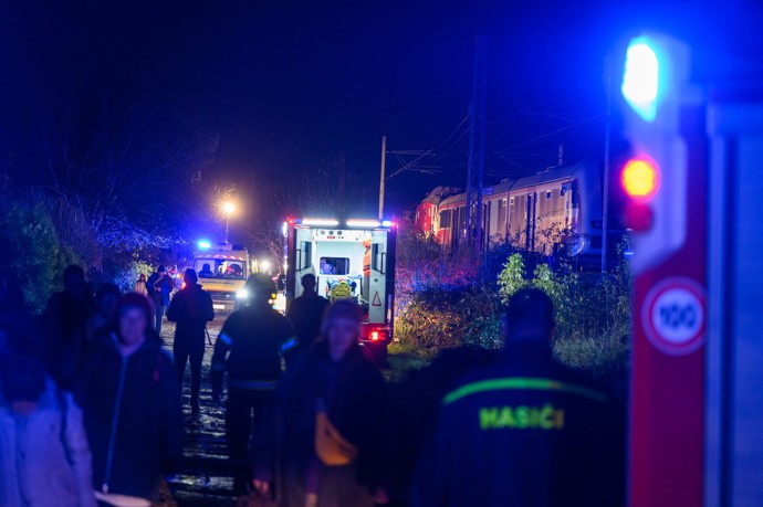 Na Slovensku se srazily vlaky, desítky zraněných.