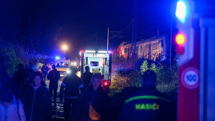 Na Slovensku se srazily vlaky, desítky zraněných.