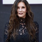 Catherine Zeta-Jones svůj dramatický look doladila decentním líčením i jemnými vlnami.