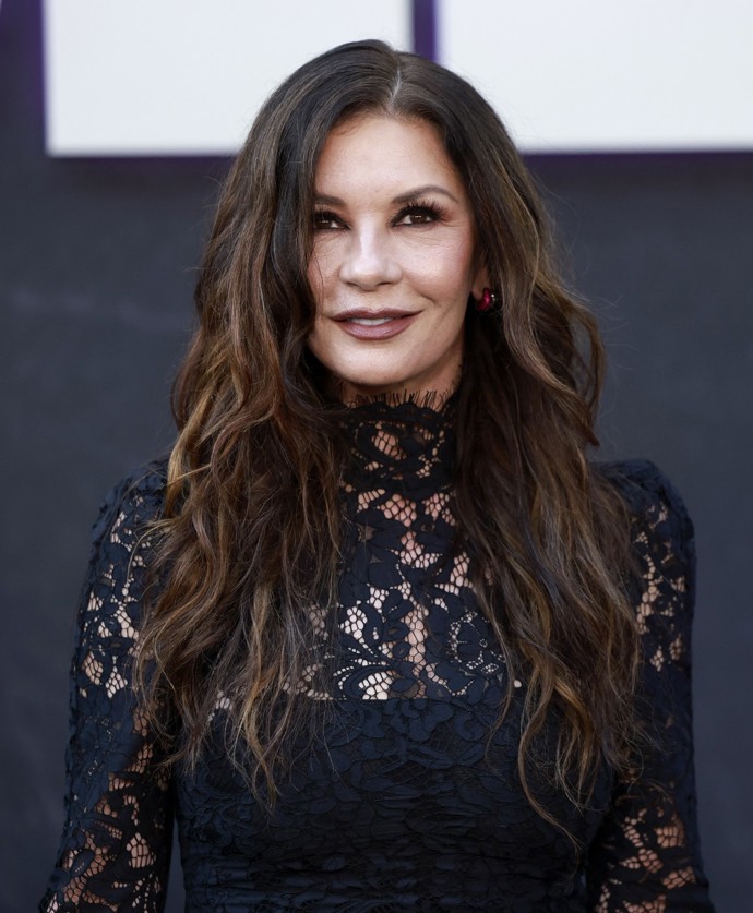 Catherine Zeta-Jones svůj dramatický look doladila decentním líčením i jemnými vlnami.