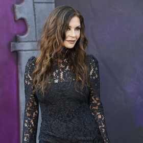 Herečka propojila současné trendy prvky s klasikou v podobě krajkových černých šatů v odvážné mini délce.