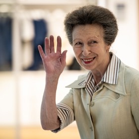 V mládí nosila kostýmek na holém těle, nyní ho jako dáma doladila košilí. 