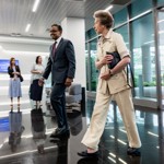 Kostýmek tentokrát oblékla při návštěvě Singapuru a sedí jí jako zamlada. 