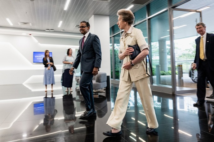 Kostýmek tentokrát oblékla při návštěvě Singapuru a sedí jí jako zamlada. 