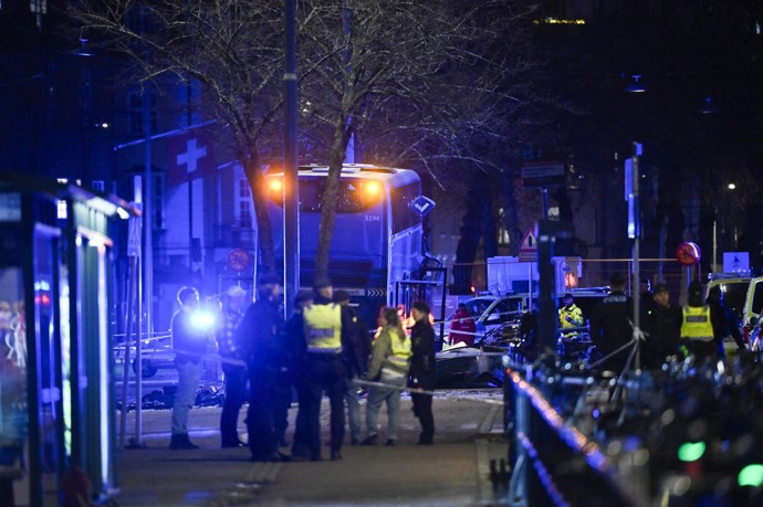Autobus vjel na zastávku, kde čekala celá řada lidí. Několik z nich je nyní po smrti. 